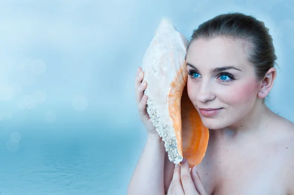 美しい少女巻き貝の殻の肖像画 — ストック写真