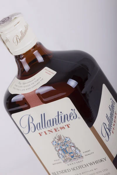 Bottel de whisky Ballantine sobre fundo branco — Fotografia de Stock