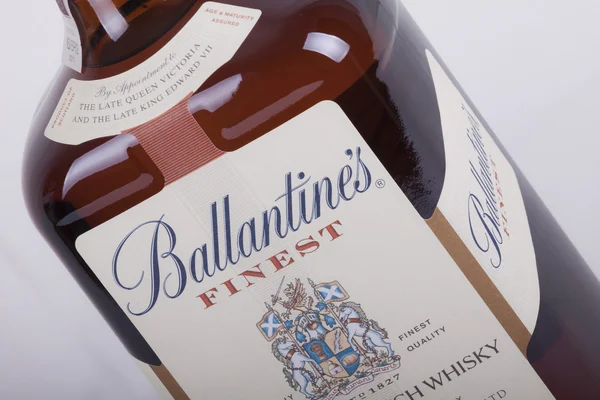 Bottel de whisky Ballantine sobre fundo branco — Fotografia de Stock