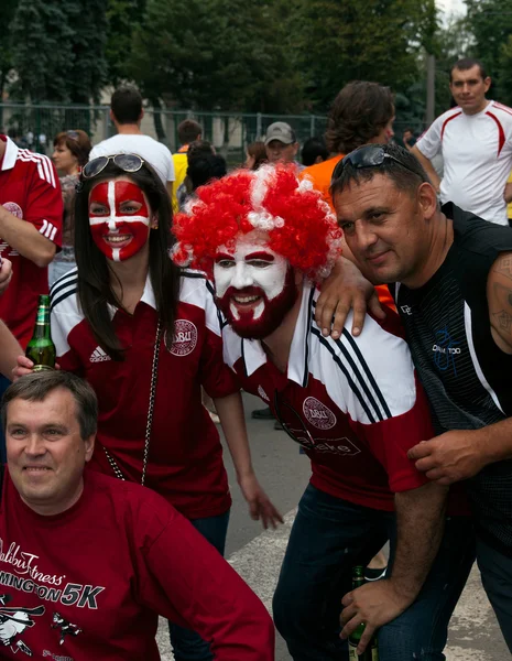 KHARKOV, UCRANIA - 9 DE JUNIO: Los aficionados daneses posan cerca del estadio —  Fotos de Stock