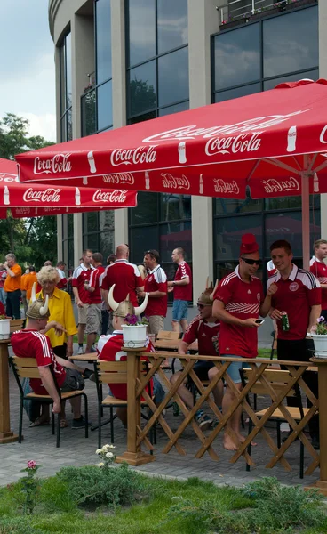 Kharkov, Ukrajna - június 9-én: Dánia rajongók sört inni kávézó közelében — Stock Fotó