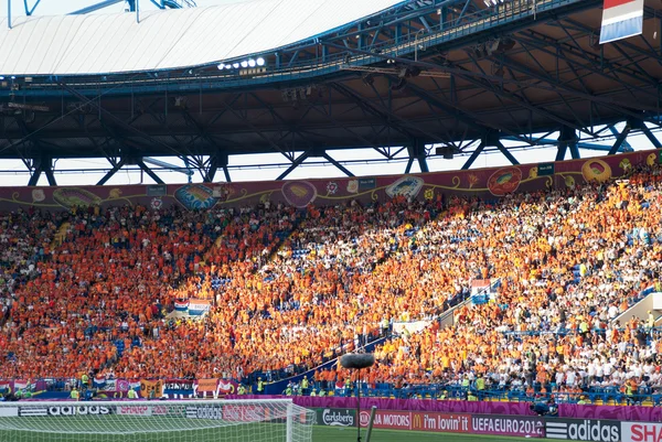 Болельщики Нидерландов на стадионе перед началом матча Стоковая Картинка
