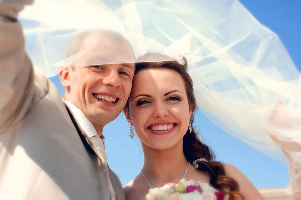Lachende bruid en bruidegom — Stockfoto