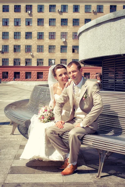 Bruid en bruidegom in de stad — Stockfoto