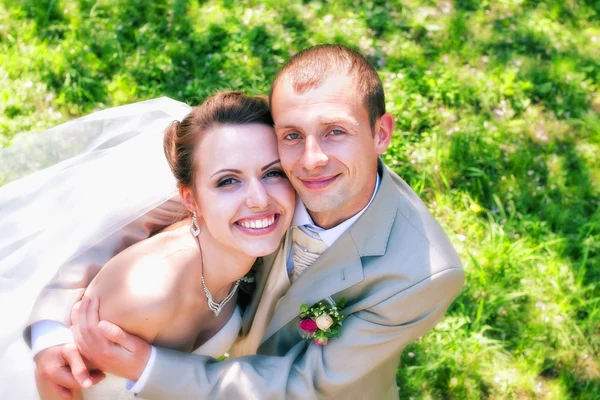 Bride and groom posing in park — Stock Photo, Image