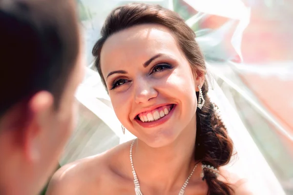 花嫁の新郎の笑みを浮かべてください。 — ストック写真