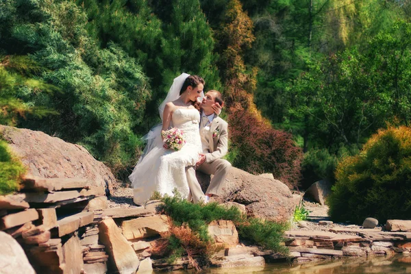 Braut und Bräutigam posieren im Park — Stockfoto