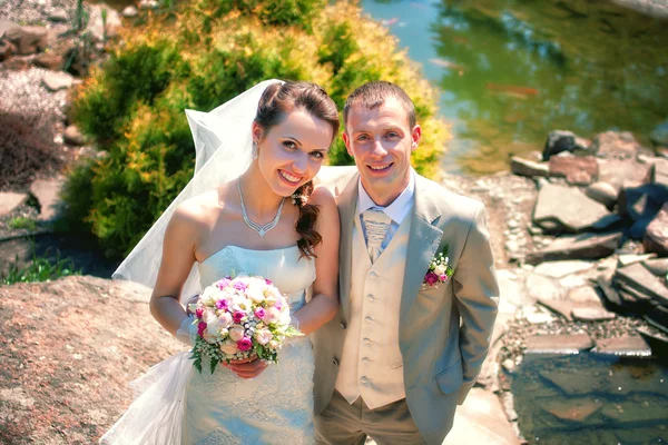 Menyasszony és a vőlegény pózol park — Stock Fotó