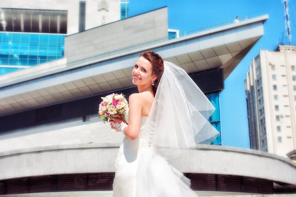 Braut vor dem Hintergrund des Neubaus — Stockfoto