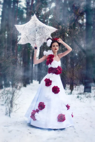 Ragazza cammina nella neve — Foto Stock