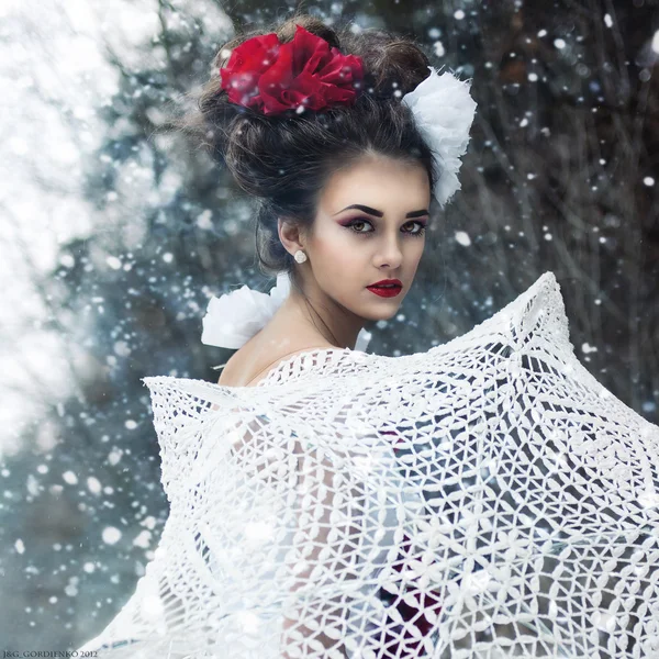 Κορίτσι περπατά στο χιόνι — Stockfoto