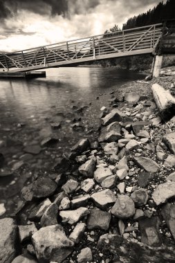 Göl kıyısı tarafından b&w.