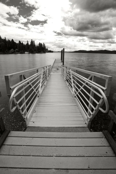 Dock by Coeur d 'Alene Lake . — стоковое фото