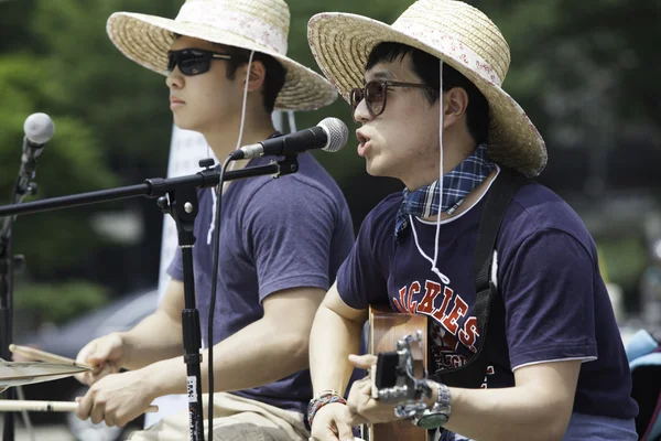 Músicos callejeros en Seúl . — Foto de Stock