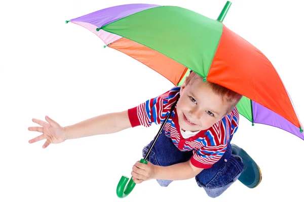 Μικρό αγόρι κάθεται κάτω από την ομπρέλα — Φωτογραφία Αρχείου