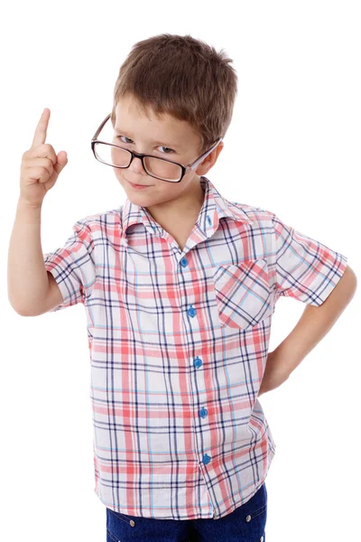 Маленький мальчик в очках с указательной рукой — стоковое фото