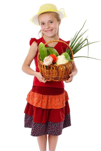 Sebze sepeti ile gülümseyen kız — Stok fotoğraf