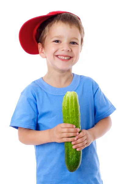 Uśmiechnięty chłopiec z ogórkiem — Zdjęcie stockowe