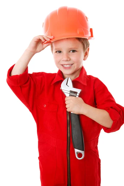 Маленький строитель в шлеме с ключом — стоковое фото