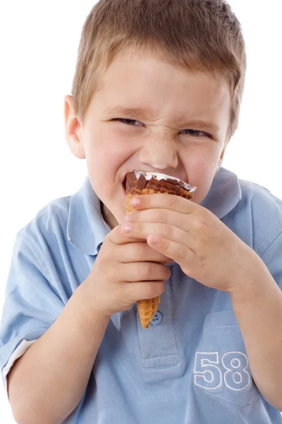 Squinting menino comer sorvete — Fotografia de Stock