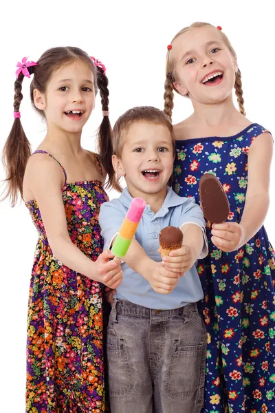 Troje dzieci z lodami — Zdjęcie stockowe