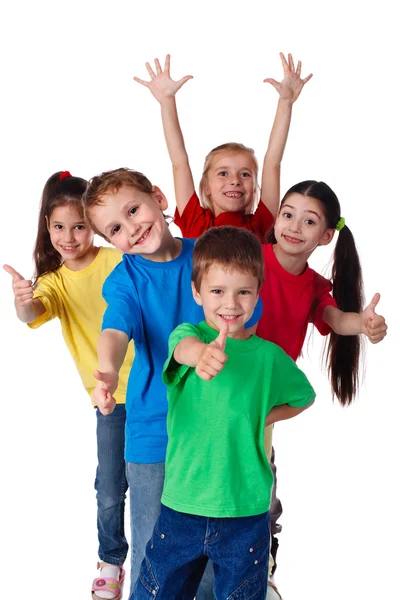 Kindergruppe mit erhobenen Händen und Daumen — Stockfoto