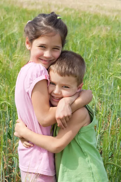 Двое детей на пшеничном поле — стоковое фото