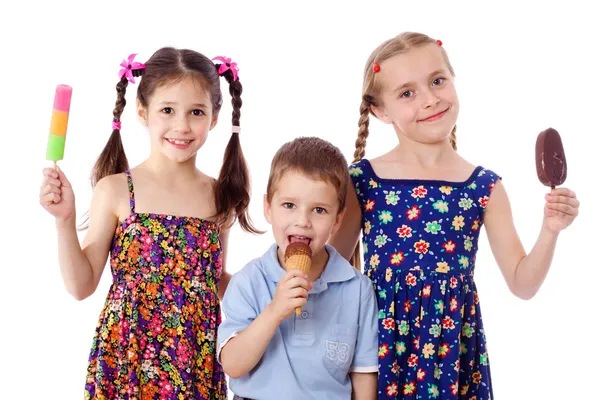 Трое детей с мороженым — стоковое фото