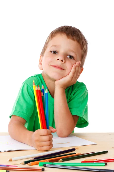 Маленький хлопчик малює з олівцями — стокове фото