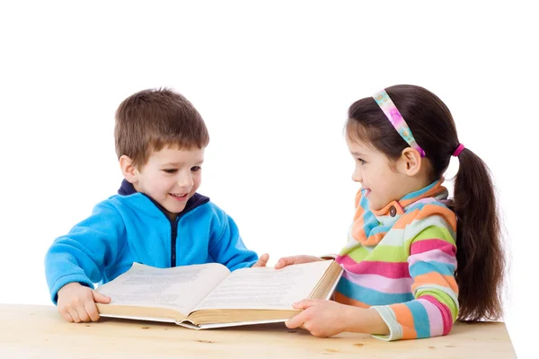 Två barn delar boken — Stockfoto