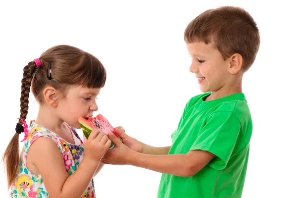 Двое детей едят арбуз — стоковое фото