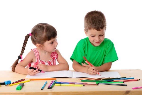 2 つの小さな子供たちをクレヨンで描く — ストック写真