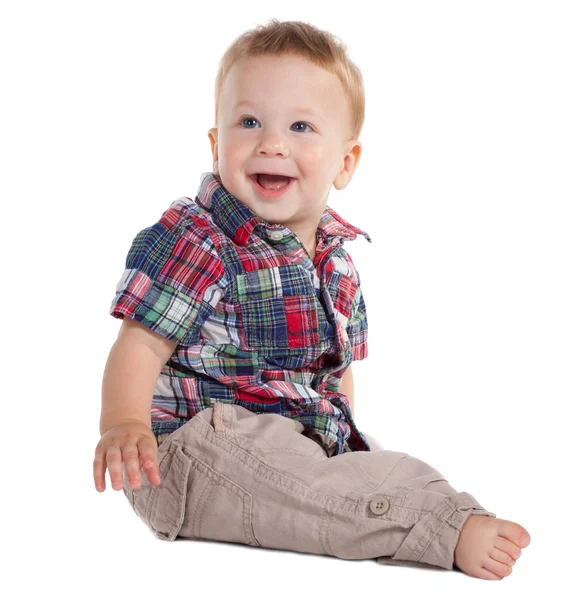 Bambino sorridente seduto sul pavimento — Foto Stock