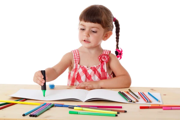 小女孩用蜡笔绘制 — 图库照片