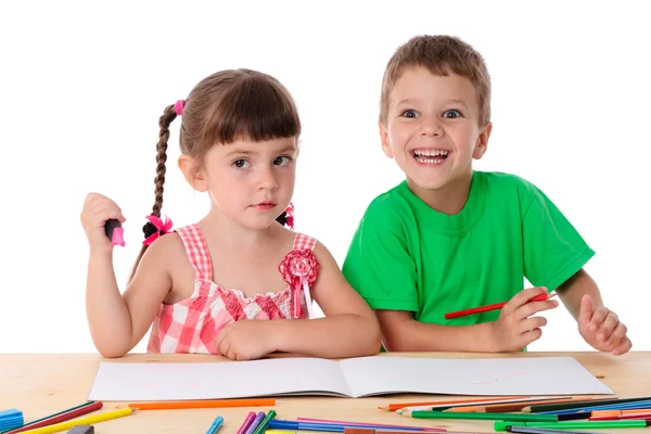 Zwei kleine Kinder malen mit Buntstiften — Stockfoto