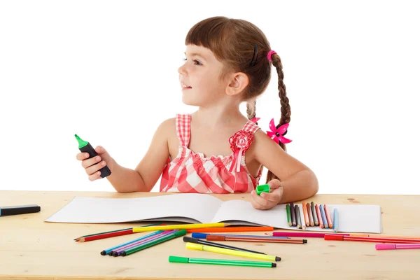 Маленькая девочка рисует карандашами — стоковое фото