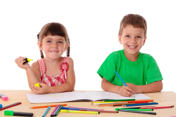 Deux petits enfants dessinent avec des crayons — Photo