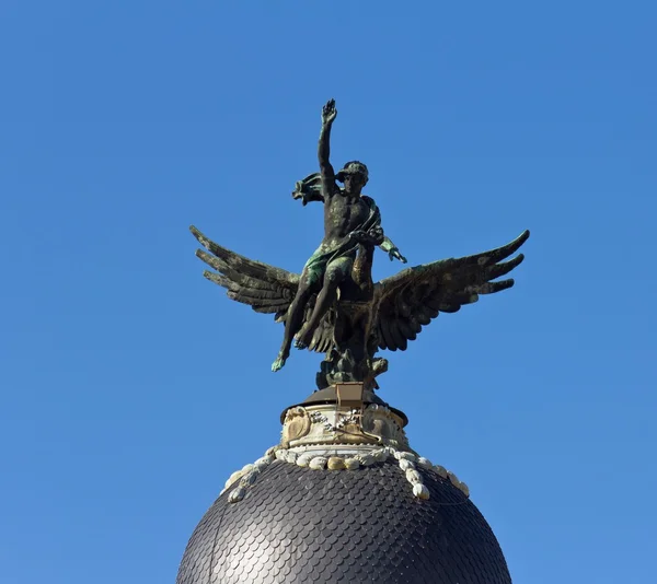 Man over phoenix standbeeld — Stockfoto
