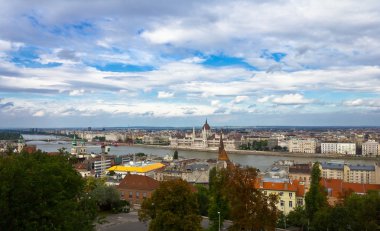 Budapeşte gökyüzü altında