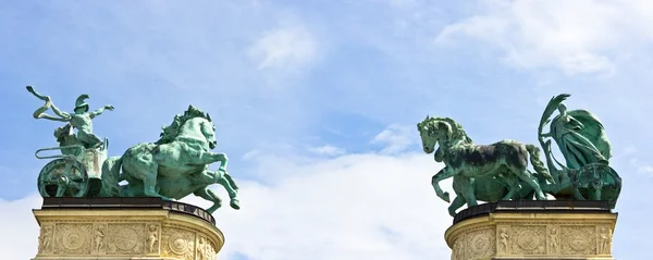 Памятники площади Героев — стоковое фото