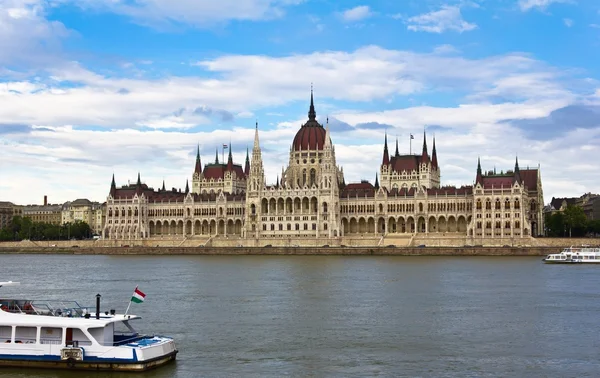 Węgierski Parlament i Dunaj rzeka — Zdjęcie stockowe