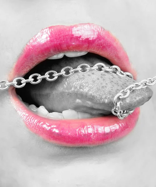 舌の上のチェーン — ストック写真