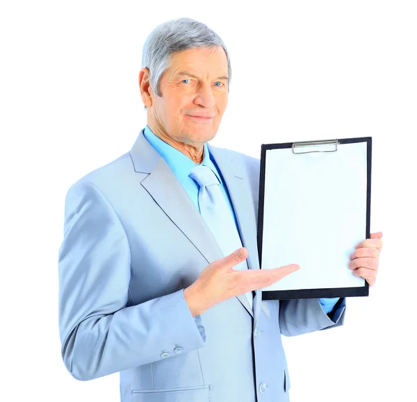 Un bravo uomo d'affari all'età, mostra il piano di lavoro. Isolato su sfondo bianco . — Foto Stock