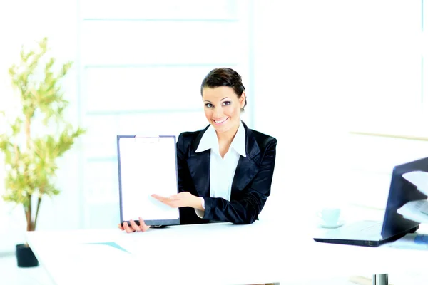 Mooie zakenvrouw in het kantoor, op de arbeidsplaats met het werkplan. — Stockfoto