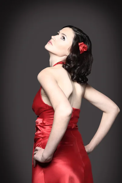 빨간 드레스에 섹시 한 슬림 여성 — 스톡 사진
