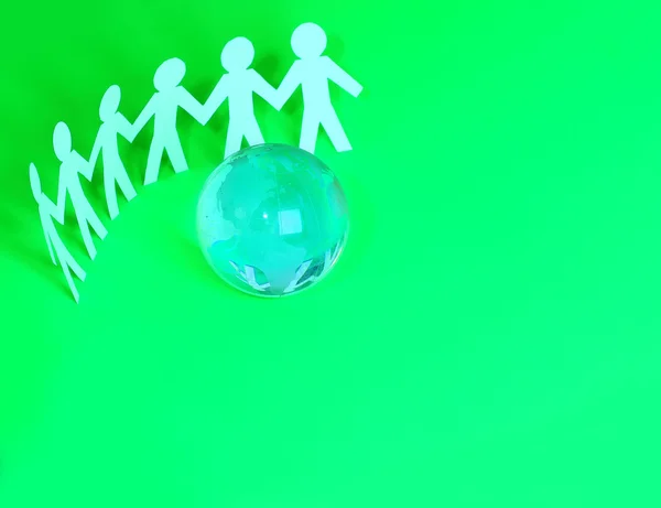 Papel à volta do globo de vidro. ideia conceitual de família, unidade e trabalho em equipe . — Fotografia de Stock