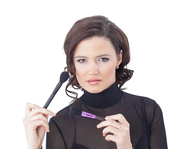 Güzel bir kadın yüzü - wh izole yakınındaki makyaj fırçası ile — Stok fotoğraf