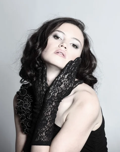 Retrato de moda de uma jovem bela mulher de cabelos escuros — Fotografia de Stock