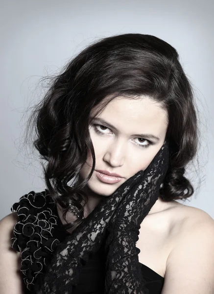 젊은 아름 다운 검은 머리 여자의 패션 초상화 — 스톡 사진