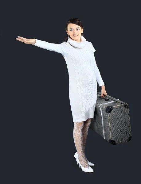 Schönes Mädchen in weiß, mit einem großen Koffer. isoliert auf schwarzem Hintergrund. — Stockfoto